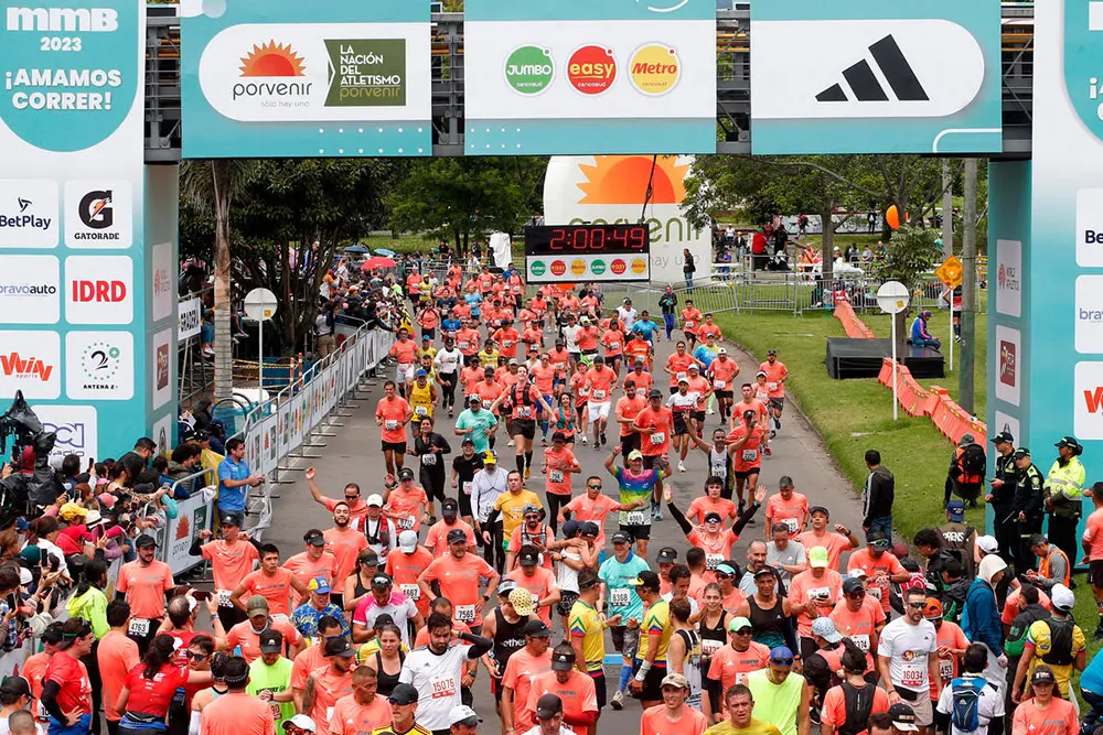 Mujer cruzando la meta en la media maratón bogotá