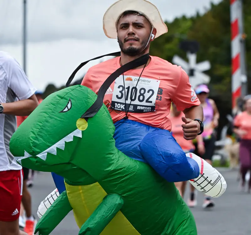 Grupo entrenando en el Simón Bolívar feliz para la mmB