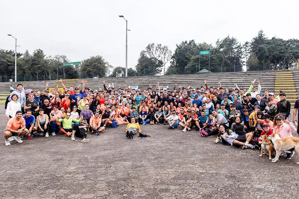 Hombre corriendo la media maratón de Bogotá 2023 disfrazado