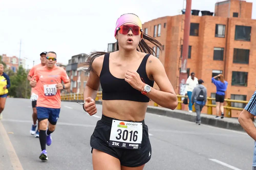 Mujer corriendo la mmB 2023