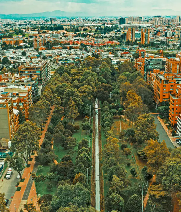 Mujer corriendo en el Parque de los Novios