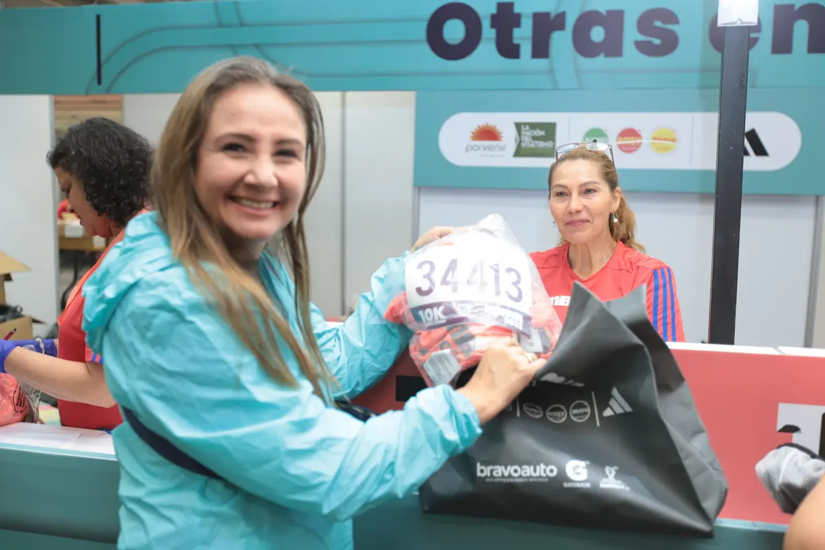 Atleta feliz de recibir el kit deExpomedia 2023