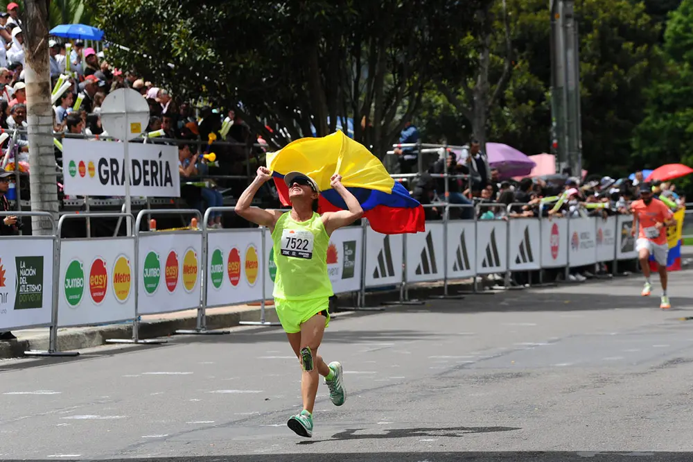 Hombre cruzando la meta de la mmB 2023