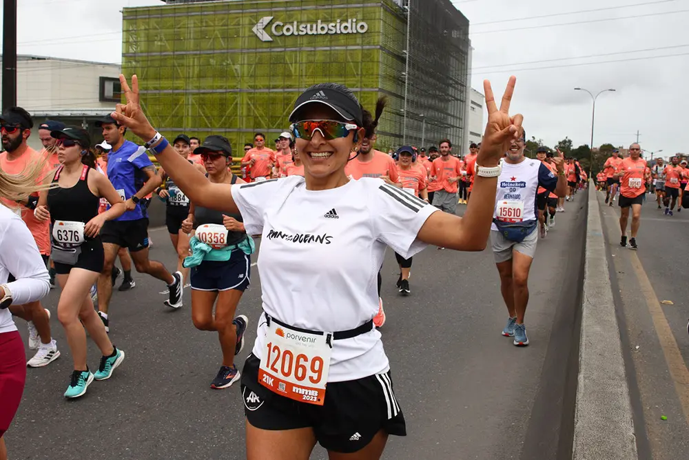 Mujer corriendo en las calles de Bogotá