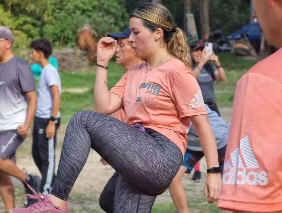 mujer entrenando para la media maraton de Bogota