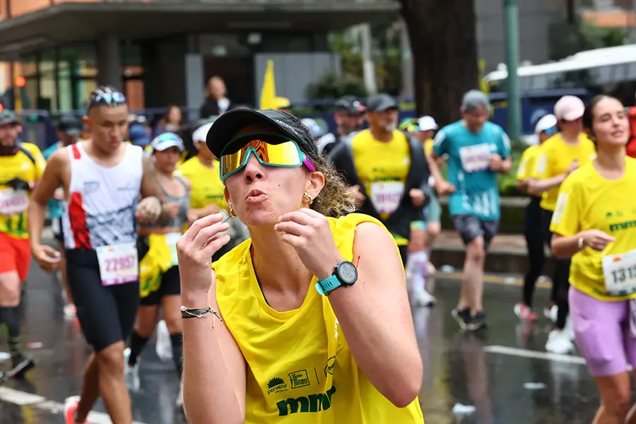 Corredora en la media maratón de Bogotá enfrentando una pendiente durante la carrera