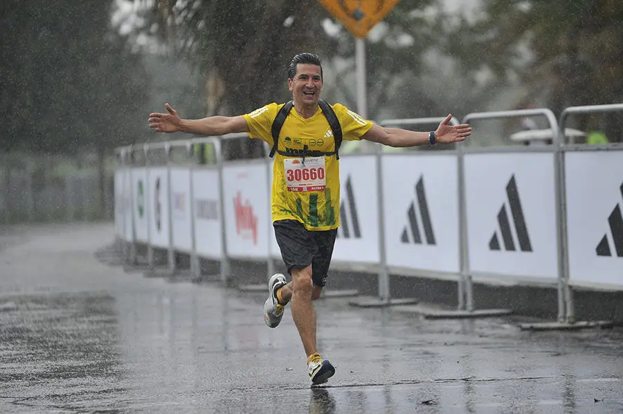 Corredor en la media maratón de Bogotá 2024 enfrentando la lluvia