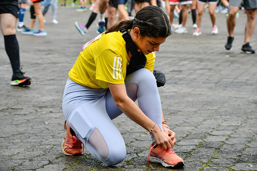 Mujer con indumentaria adidas en la media maratón de Bogotá