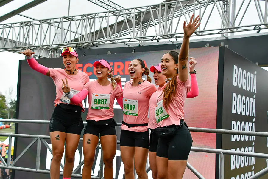 Amigas conquistando la carrera atlética