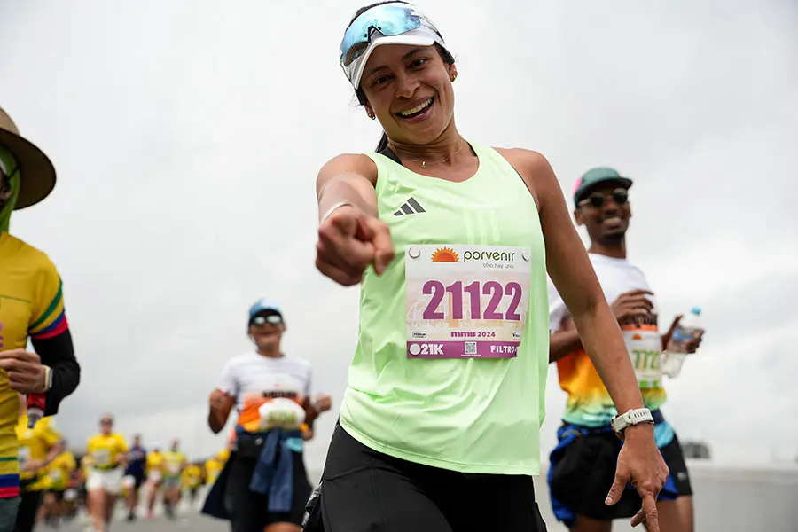 Mujer corriendo la carrera atlética