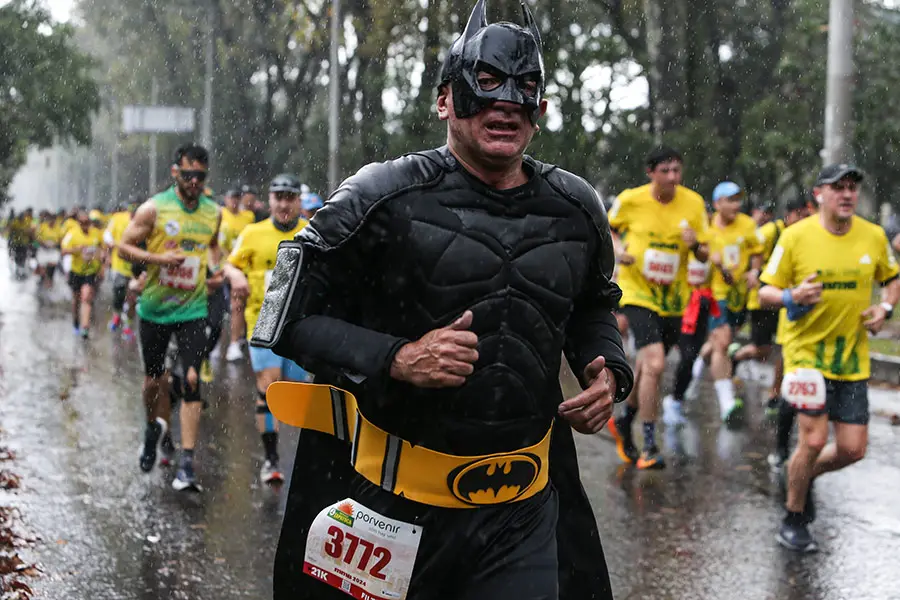 Batman corriendo la media maratón de Bogotá