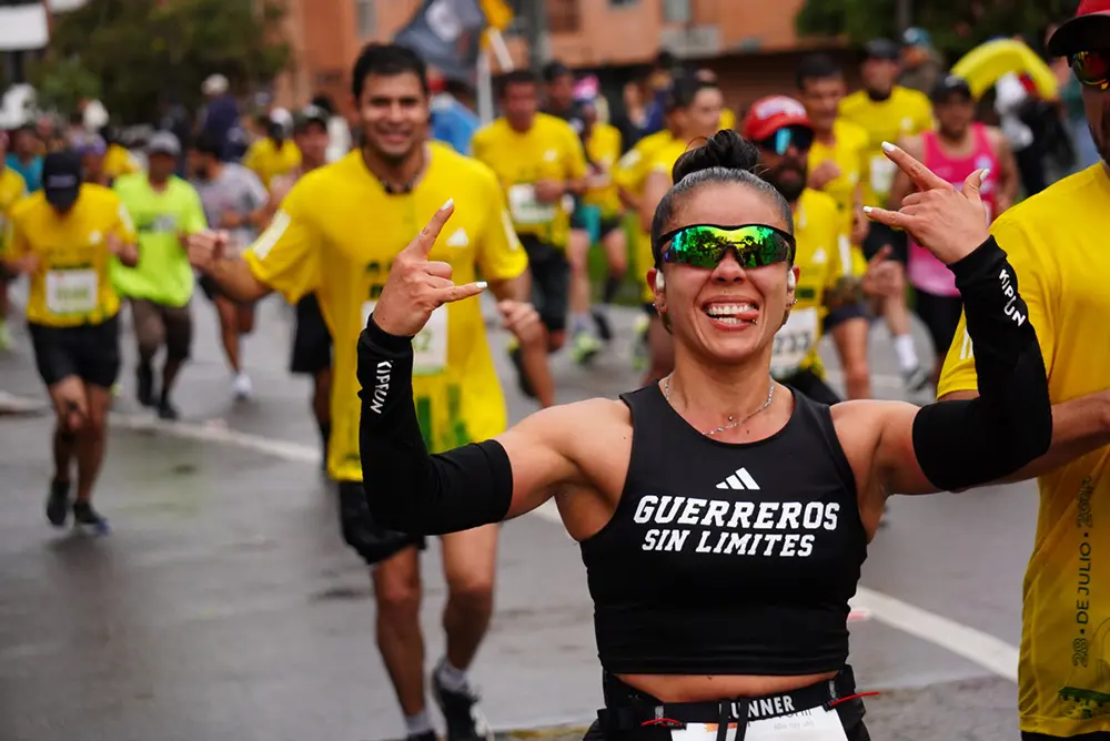 Mujer feliz corriendo una carrera de atletismo