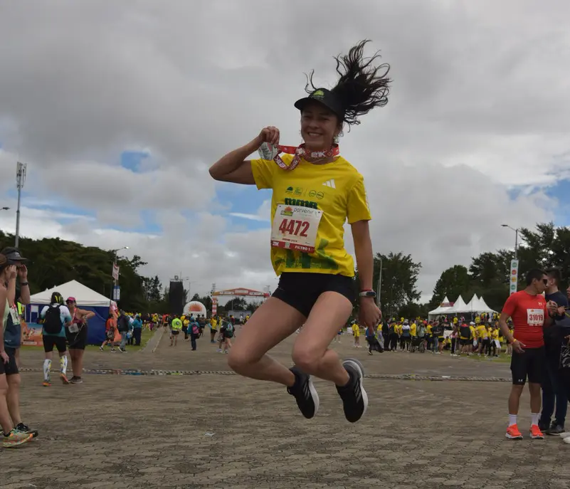 Mujer celebrando resultados de prueba atlética