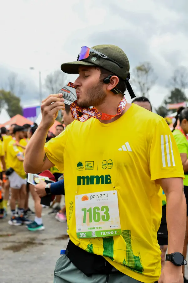 Hombre con medalla de mmB