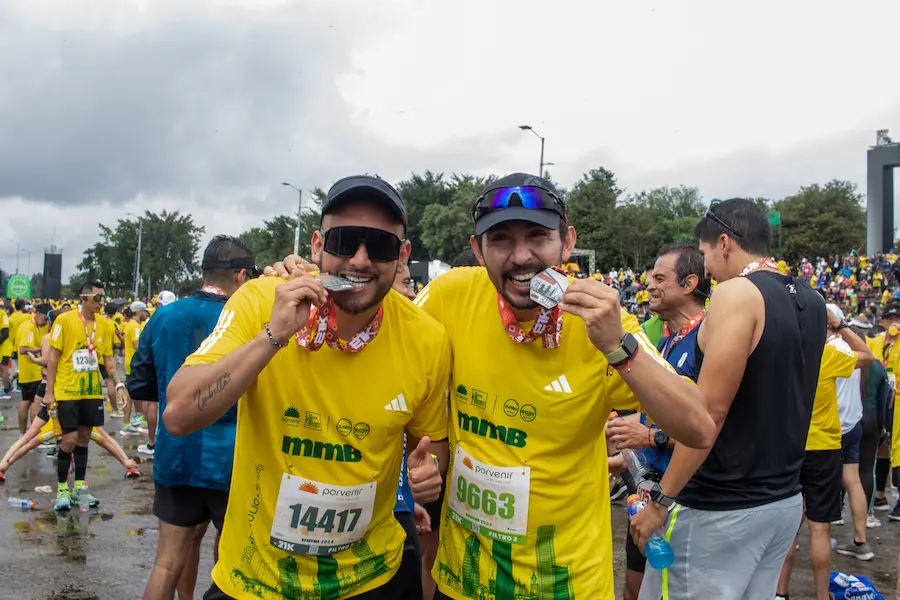 Dos personas viviendo la experiencia de correr una media maratón