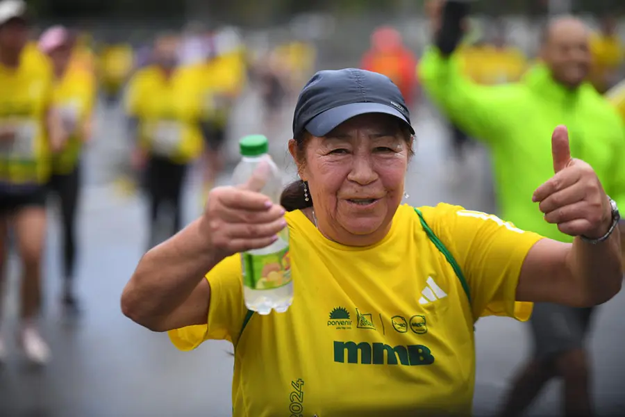 Mujer hidratándose mientras corre