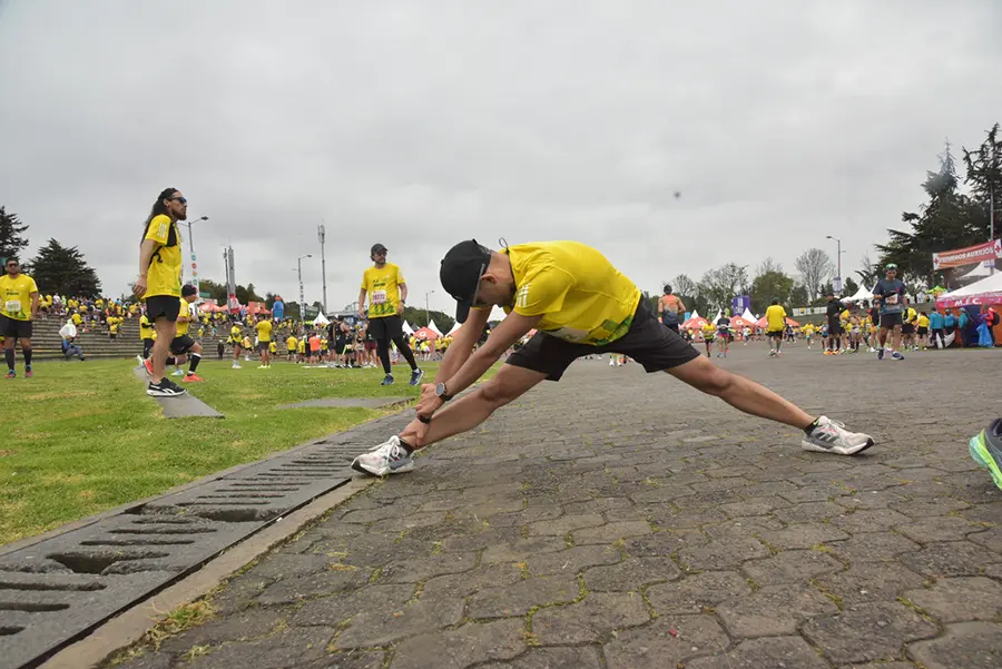 Hombre preparándose para correr la media maratón de Bogotá