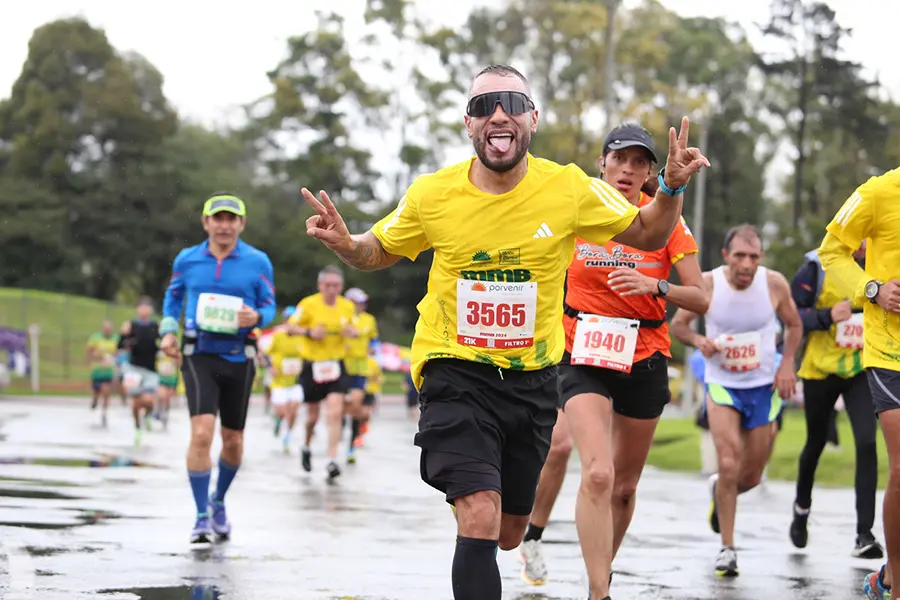 Hombre con energía corriendo una media maratón