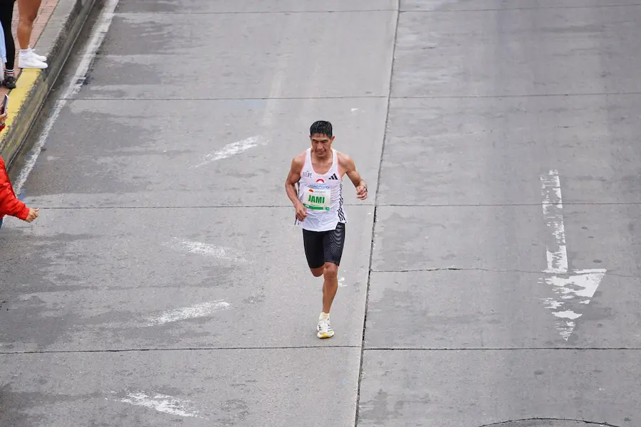 Hombre corriendo a alta intensidad