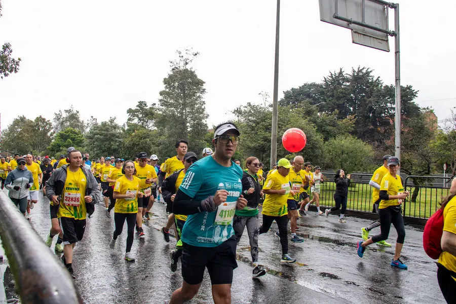 ¿Cuáles son las pruebas de pista y campo de atletismo?