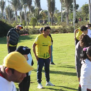 Hombre con la camisa  de la mmB 2024