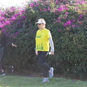 Mjer entrenado en parque