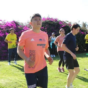 Joven disfrutando de entrenamaiento