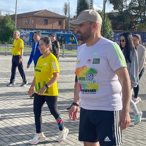 Hombre con camisa de la media maraton de bogotá 