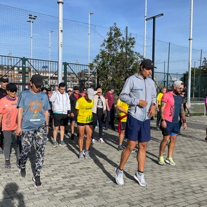 Grupo de atletas en entrenamiento 