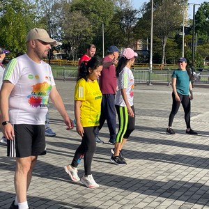 hombre con gorra en a media maraton de bogotá