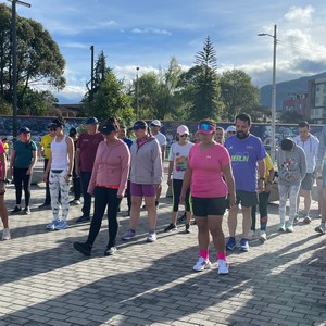 Mujer con camisa rosa entrenando en la media maraton de bogotá