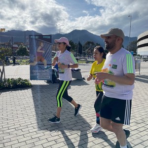 Grupo de personas felices corriendo