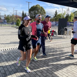 Mujer corriendo con marca adidas