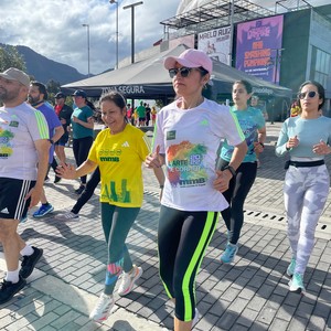 Mujer estirando con camisa de la mmB 2025