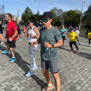 Hombre con gorra entrenando