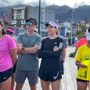 Mujer enfocada entrenando