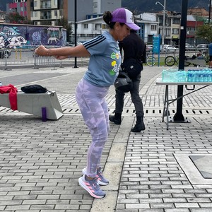 Mujer con camisa de la media maraton mentras salta