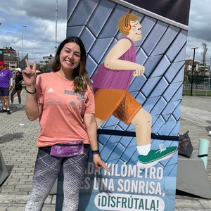 Mujer con camisa de la media maraton de bogo entrenando