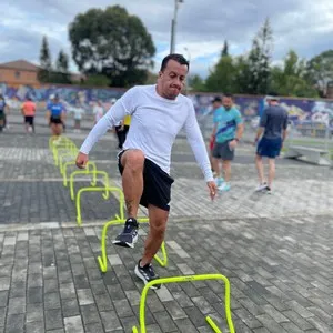 Hombre entrenado para la mmB 2025