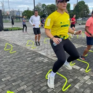 Mujer  con camisa de la mmB 2024