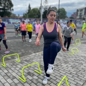 Mujer entrenando en equipo