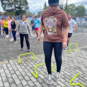 Mujer enfocada en entrenamiento