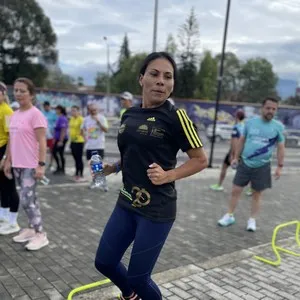 Mujer con camisa de la mmB 2020