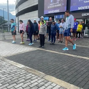 equipo estirando para entrenamiento