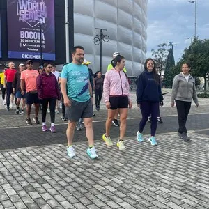 Equipo sonriendo listo para entrenar