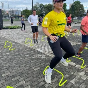 Mujer saltando en entrenamiento