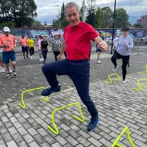 Hombre enfocado en entrenamiento