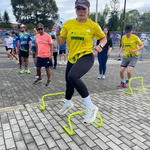 Mujer con camisa de la mmB 2024 en entrenamiento