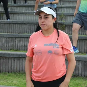 Mujer con camisa de la mmB23