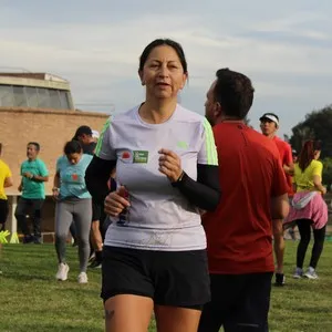 Mujer entrenando en la mmB